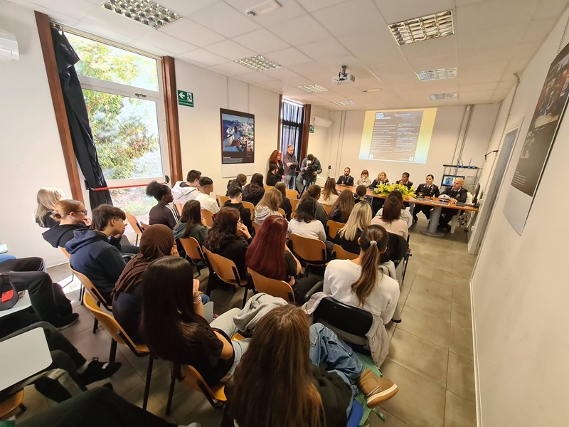 immagine notizia (ptn)  Sicurezza stradale, gli studenti del Casagrande Cesi a lezione di guida con simulatore, alcoltest, tappetino alcolemia e segnaletica