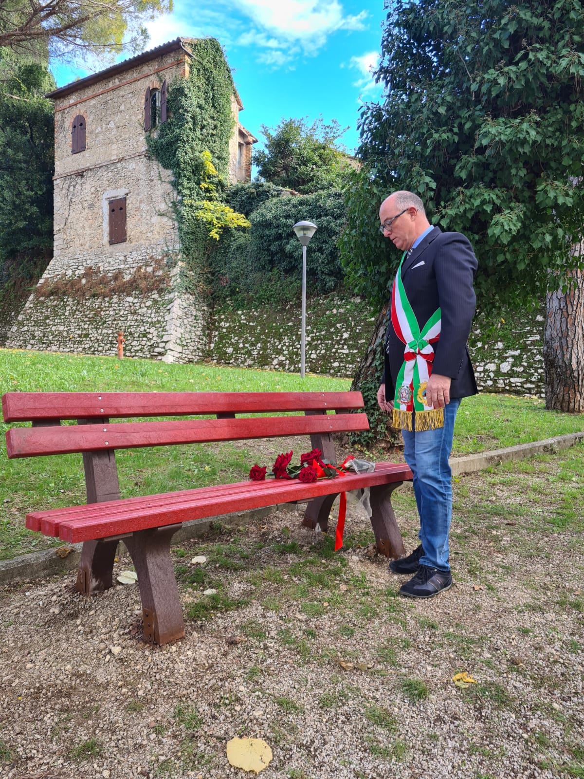 Il sindaco Montani davanti alla panchina rossa 