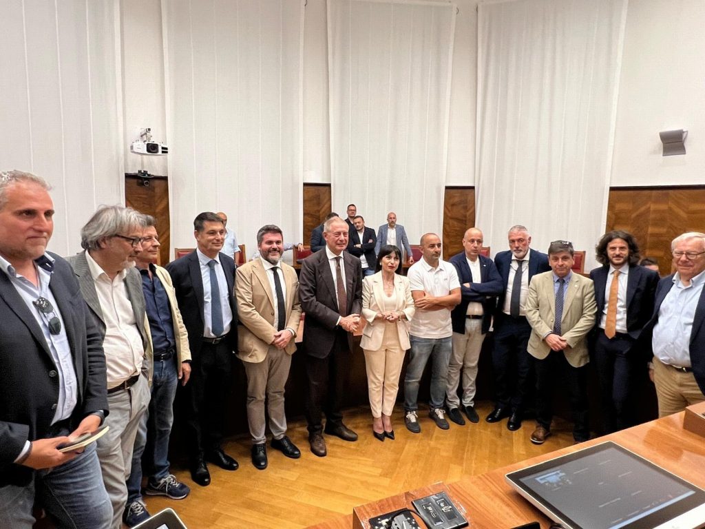 firma accordo foto di gruppo