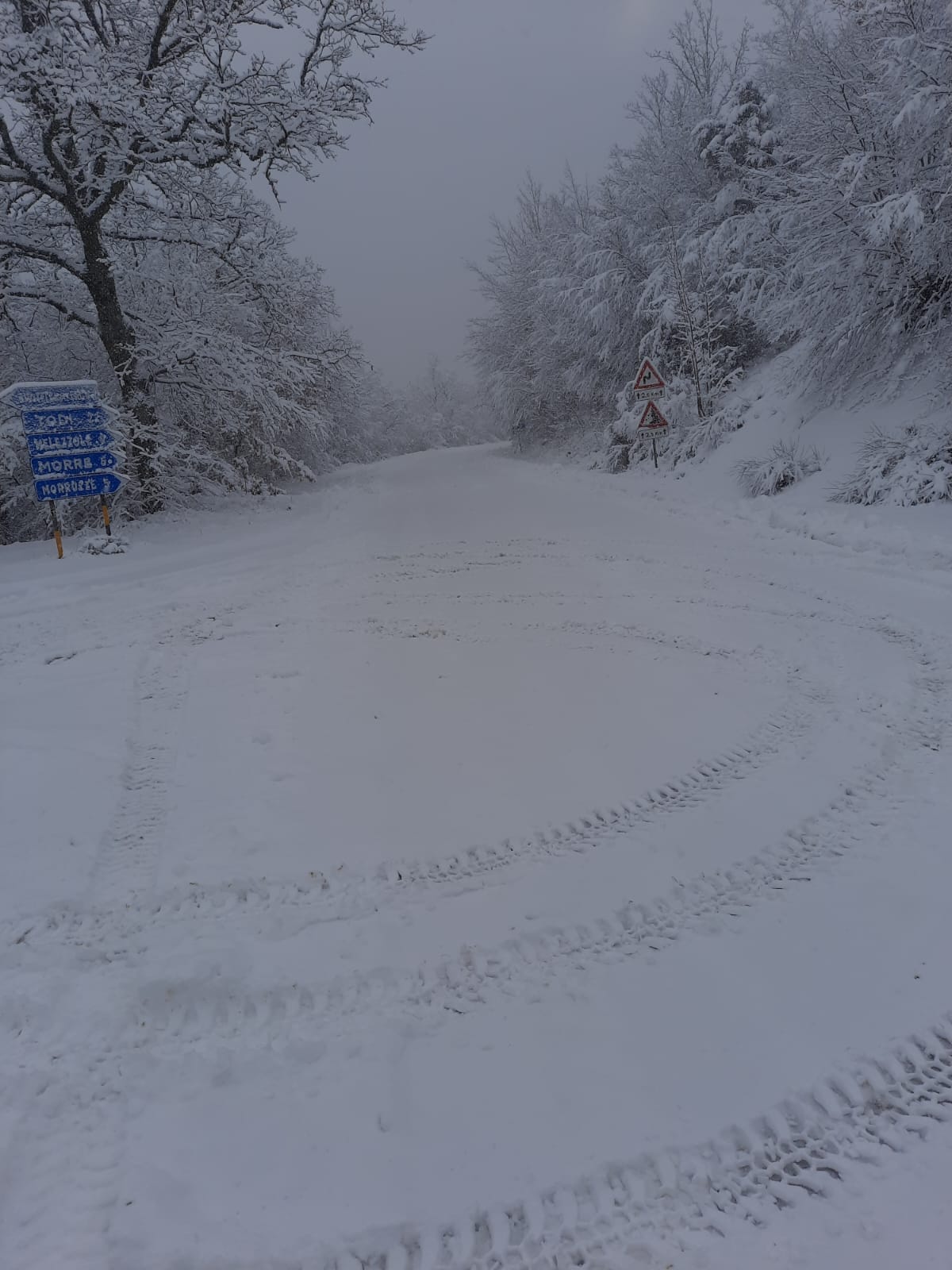 neve in collina al bivio 