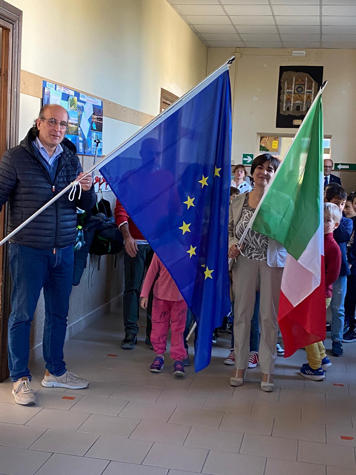 il sindaco di Porano con la bandiera italiana 